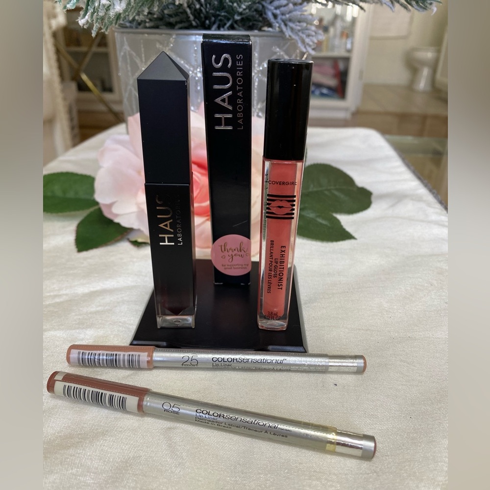 TWO LIP GLOSS AND TWO  LIP LINERS BUNDLES FULL SIZE